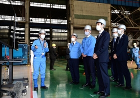 三菱重工業の担当者から説明を受ける西村康稔経産相（手前）＝１日午前、神戸市兵庫区和田崎町１、三菱重工業神戸造船所（撮影・中西幸大）