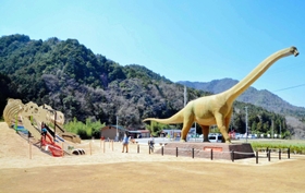 原寸大の「丹波竜」模型が設置された丹波竜の里公園＝丹波市山南町上滝