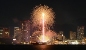 神戸ハーバーランド街開き３０周年を祝って打ち上げられたシークレット花火＝１日夜、神戸市中央区港島１、ポーアイしおさい公園から（撮影・秋山亮太）