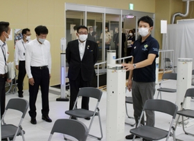 接種会場を視察する斎藤元彦知事（右）＝１日午後、姫路市日出町３