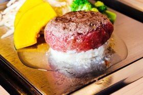 鉄板で焼き上げるハンバーグ。肉のうまみが味わえてジューシー（提供写真）