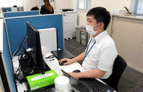 社員の育休１００％をかかげる建設機械業のトモエシステムで、初めて育休をとった海士部豪さん＝神戸市兵庫区大開通７