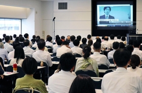 産後パパ育休の説明会に参加する県内企業の人事担当者ら＝神戸市中央区