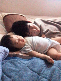 長男の寝かしつけをするトモエシステムの海士部豪さん。同社の男性社員で初めて育休を取った（本人提供）