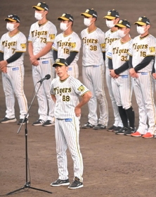 試合後、ファンに向けあいさつする阪神・矢野燿大監督（手前）＝甲子園（撮影・高部洋祐）