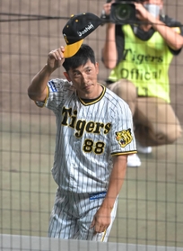 グラウンドから引き揚げる阪神・矢野燿大監督＝甲子園（撮影・高部洋祐）