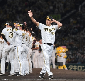 スタンドのファンに手を振る阪神・矢野燿大監督＝甲子園（撮影・飯室逸平）