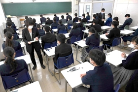 今春の公立高校一般入試で試験の開始を待つ受験生ら＝３月１１日、西宮市内