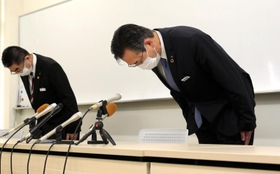 会見で謝罪する摺河学園の摺河祐彦理事長（右）＝３日午後、姫路市豊沢町、姫路女学院中学校・高校