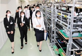 本社工場を見学するグローリーの内定者ら＝３日午後、姫路市下手野１