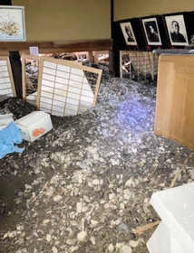 土砂が流れ込んだ実家の母屋＝９月２８日、静岡県川根本町文沢