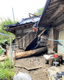 土砂に押し流された離れ。見えているのは２階部分＝９月２８日、静岡県川根本町文沢