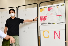 ゲームによって変動する温室効果ガスを示すホワイトボード＝大阪市中央区