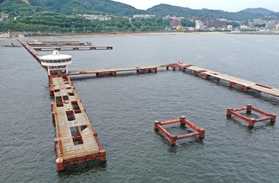 営業再開方針が決まった須磨海づり公園＝２０２１年９月、神戸市須磨区（ドローンで撮影）