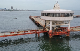 痛みが目立つ須磨海づり公園の沖合の釣り台＝２０２１年９月、神戸市須磨区