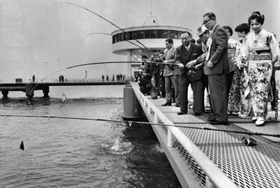完成した須磨海釣り公園で釣りぞめをする宮崎辰雄神戸市長ら＝１９７６年４月１６日、神戸市須磨区