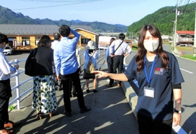 中学２年の時に走って上った避難路で、備えの大切さを伝える川崎杏樹さん（右）＝岩手県釜石市鵜住居町
