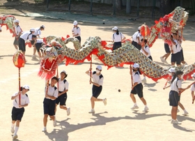 運動会を前に中国の伝統芸能「舞龍」を練習＝神戸市中央区中山手通６