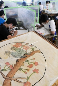 中国の伝統的な画法「工筆画」を学ぶ美術の授業＝神戸市中央区中山手通６