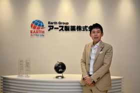 ４０歳で前社長から後継指名を受けた川端社長ＣＥＯ。トップ就任は４２歳の時だ＝東京都千代田区神田司町２、アース製薬本社