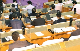 兵庫県議会の本会議場。この１年、無人となっている議員席がある＝２０２１年９月、神戸市中央区下山手通５