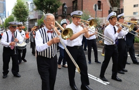 パレードでジャズを奏でる演奏家ら＝８日午前、神戸市中央区の北野坂（撮影・鈴木雅之）