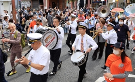 ジャズの音色を響かせてパレードする演奏者たち＝８日午前、神戸市中央区（撮影・鈴木雅之）