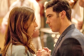 「ニューヨーク親切なロシア料理店」の一場面（（Ｃ）２０１９　ＣＲＥＡＴＩＶＥ　ＡＬＬＩＡＮＣＥ　ＬＩＶＳ／ＲＴＲ　２０１６　ＯＮＴＡＲＩＯ　ＩＮＣ．　Ａｌｌ　ｒｉｇｈｔｓ　ｒｅｓｅｒｖｅｄ）