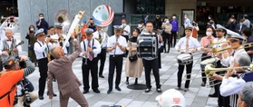 軽快なジャズの音色を響かせる演奏者たち＝８日午前、神戸市中央区加納町４（撮影・鈴木雅之）