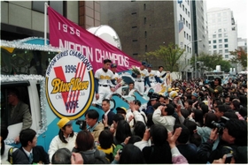 オリックスは阪神・淡路大震災の翌年には日本一に。神戸での優勝パレードでファンに手を振るイチロー選手（奥左端）ら＝１９９６年１１月１７日、神戸市中央区