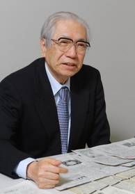 本紙詩壇で約１０万編もの投稿詩を読んできた安水稔和さん。温厚な人柄は広く慕われた＝２０１１年２月、神戸新聞社