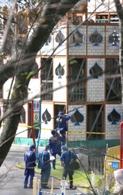 事故が起きた立体迷路施設「カラクリ迷宮のお城」を調べる兵庫県警の捜査員ら＝２０２１年１０月、加東市黒谷