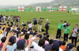 日韓Ｗ杯でイングランド代表の合宿地となり、海外からのメディアが詰めかけた＝兵庫県津名町（現淡路市）、２００２年５月