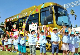 「１億円金塊」の基金の一部で購入された金色のバス＝淡路市（２０１９年９月）