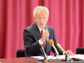 太子町長選への立候補を会見で表明する沖汐守彦氏＝太子町東南、町商工会館