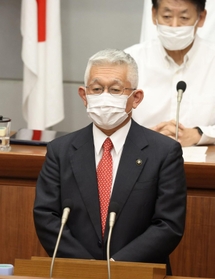 明石市議会で市長退任を表明した泉房穂市長＝１２日午後４時５４分、明石市中崎１（撮影・小林良多）