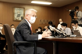 退任を決めた理由や今後の政治活動について、記者会見で説明する明石市の泉房穂市長＝１２日午後、明石市中崎１（撮影・小林良多）