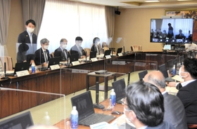 「ひょうご水素社会推進会議」の初会合に集まったメンバーら＝兵庫県庁