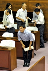 就任当初、所信表明演説があった市議会本会議終了後、市議に深々と礼をする泉房穂・明石市長＝２０１１年６月、明石市議会本会議場