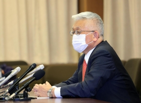 市議会での退任表明を受け、記者会見に応じた明石市の泉房穂市長＝１２日午後、明石市中崎１（撮影・小林良多）