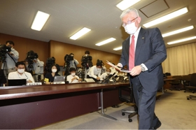 来年４月の政治家引退の意向について説明した後、退席する明石市の泉房穂市長＝１２日、明石市中崎１