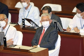 明石市議会で自身に対する問責決議案の提案説明を聞く泉房穂市長＝１２日午後３時５６分、明石市中崎１