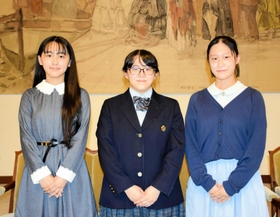 斎藤知事を訪問した（左から）寺井美佑さん、金光晟良さん、野村莉央さん＝兵庫県公館