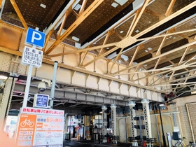 ＪＲ三ノ宮駅の上下線ホームを支えるポーナル桁（画面の上半分）。クロス状に支える鋼材は後から付けられた＝神戸市中央区