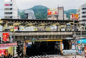 ポーナル桁で支えるホームの部分には屋根を支える柱がない。桁への荷重軽減のため、トラスで支えているのが分かる＝神戸市中央区