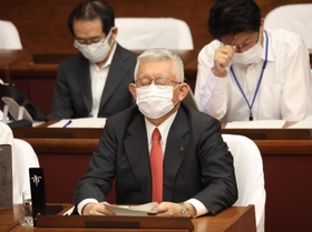 明石市議への暴言などについて明石市議会で謝罪し、任期末で退任する意向を表明した明石市の泉房穂市長＝１２日、明石市中崎１