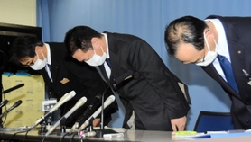 不正に親族らの住民票を取得し、個人情報を閲覧した兵庫県職員を懲戒免職し、記者会見でおわびする県幹部ら＝兵庫県庁