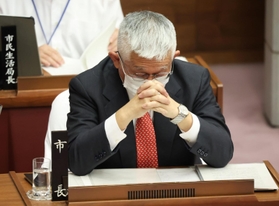 明石市議への暴言などについて明石市議会で謝罪し、任期末で退任する意向を表明した明石市の泉房穂市長＝１２日、明石市中崎１