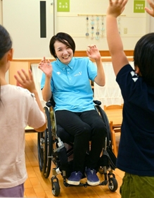 保育園の子どもたちとあいさつを交わす尾堂千咲希さん＝神戸市西区学園西町１、西神戸ＹＭＣＡ保育園（撮影・秋山亮太）