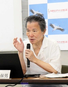 コウノトリの遺伝的多様性を訴える江崎保男園長＝コウノトリの郷公園